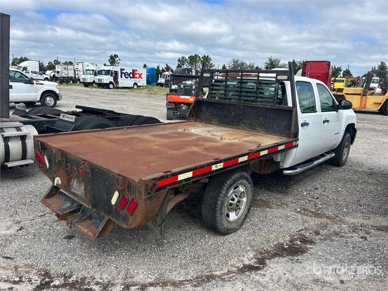 Chevrolet 2500HD 4x4 Crew Cab Flatbed Truck Platformas/izkraušana no sāniem
