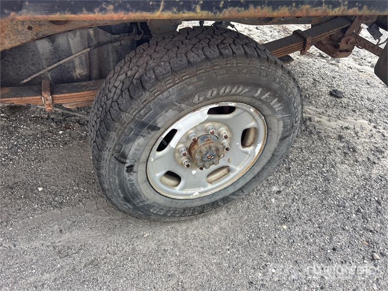 Chevrolet 2500HD 4x4 Crew Cab Flatbed Truck Platformas/izkraušana no sāniem