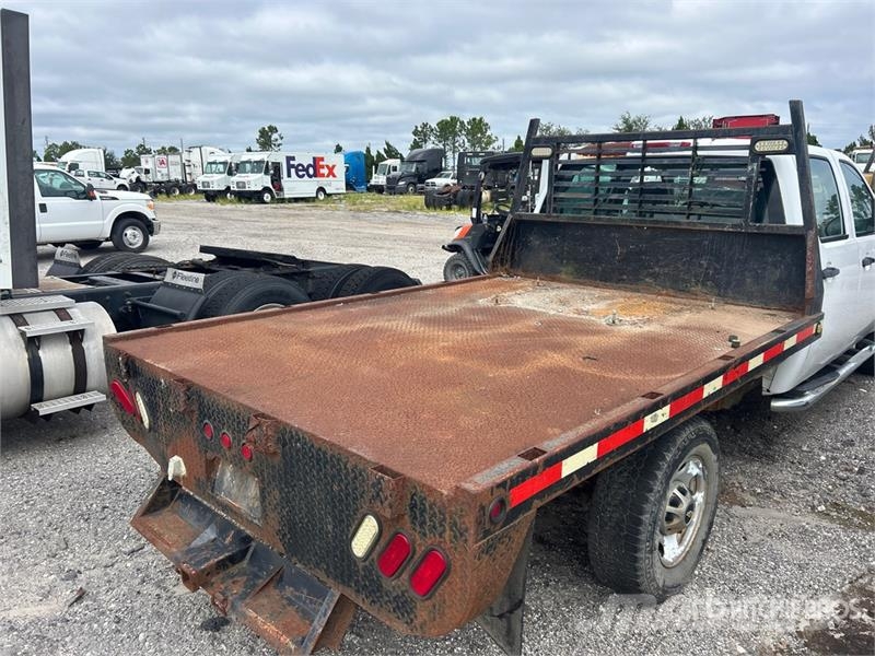 Chevrolet 2500HD 4x4 Crew Cab Flatbed Truck Platformas/izkraušana no sāniem