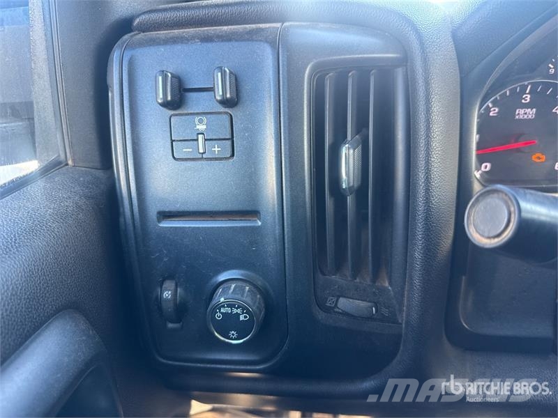 Chevrolet 3500 4x2 Crew Cab Utility Truck Vieglais kravas automobilis/izkraušana no sāniem