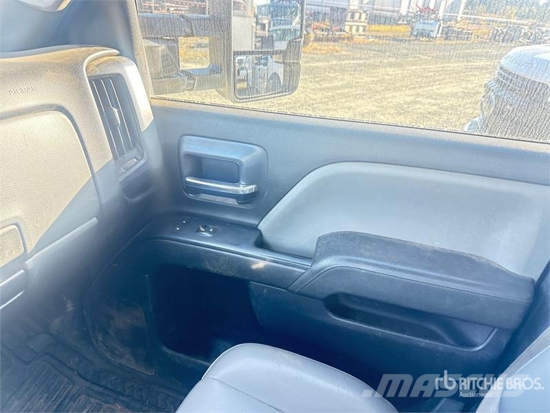 Chevrolet 3500 4x2 Crew Cab Utility Truck Vieglais kravas automobilis/izkraušana no sāniem