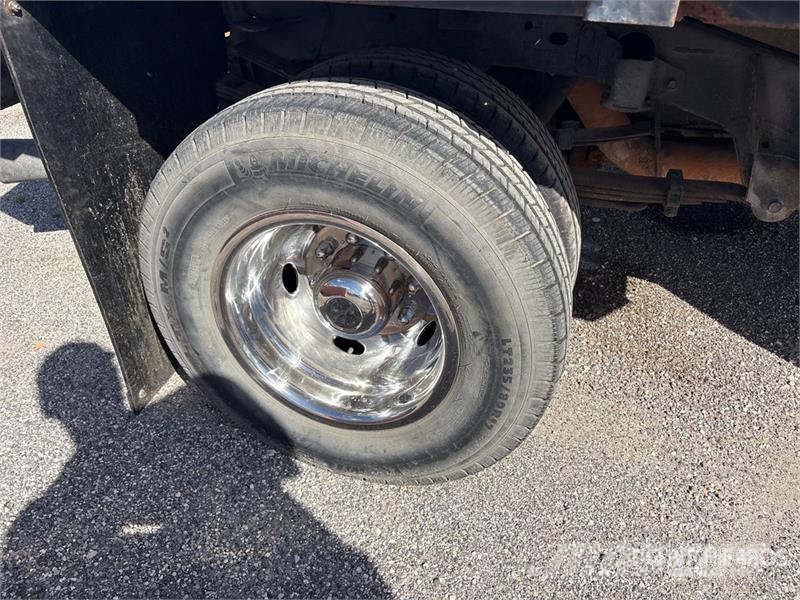 Chevrolet 3500 HD Tovornjaki s kesonom/platojem