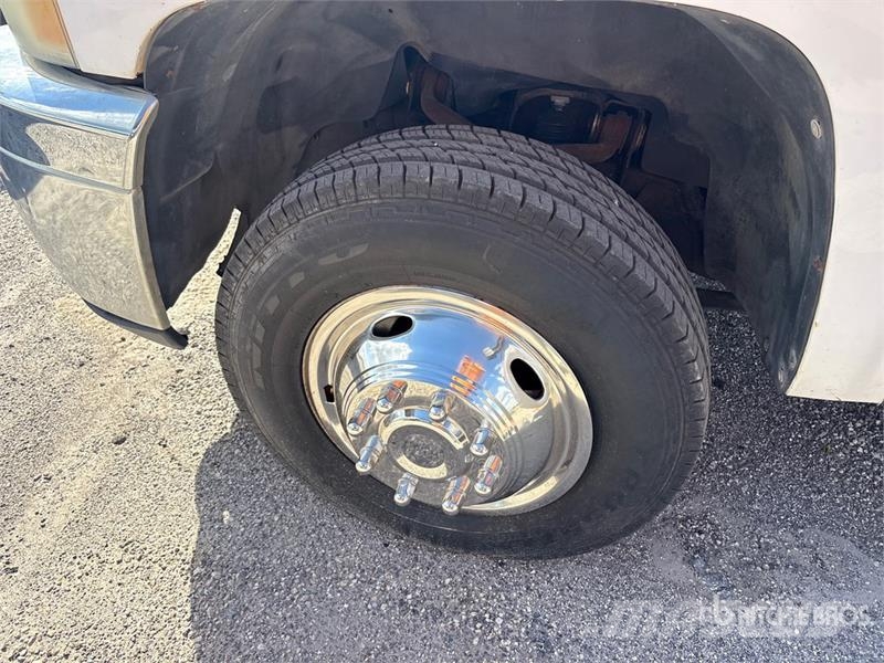 Chevrolet 3500 HD Tovornjaki s kesonom/platojem