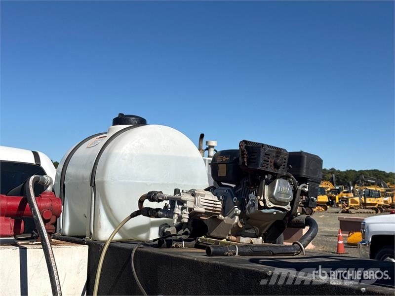 Chevrolet 3500 HD 4x2 Crew Cab Simpson water pump with 35 ga Utilitaire benne