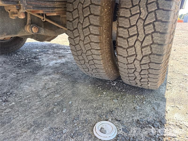 Chevrolet 3500 HD 4x2 Crew Cab Simpson water pump with 35 ga Utilitaire benne