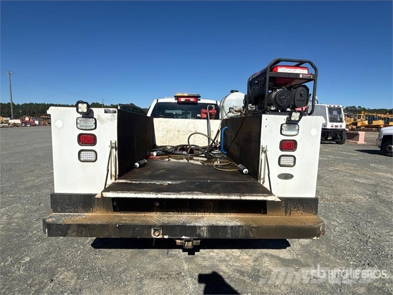 Chevrolet 3500 HD 4x2 Crew Cab Simpson water pump with 35 ga Utilitaire benne