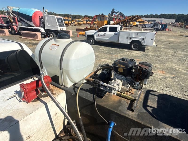 Chevrolet 3500 HD 4x2 Crew Cab Simpson water pump with 35 ga Utilitaire benne