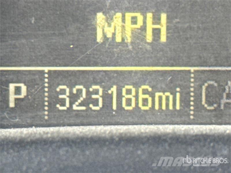 Chevrolet 3500 HD 4x4 Crew Cab Pickup Egyéb