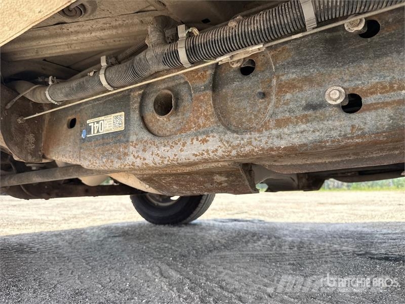 Chevrolet 3500 HD 4x4 Crew Cab Pickup Egyéb