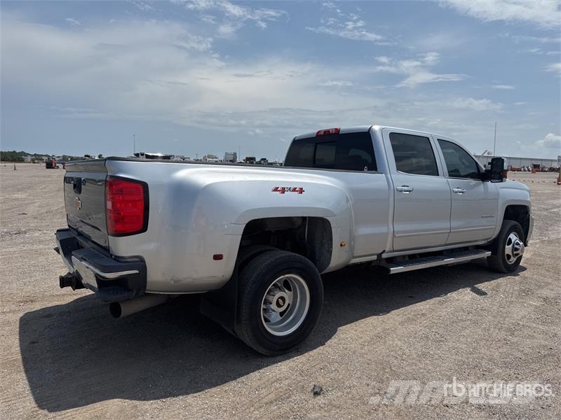 Chevrolet 3500 HD 4x4 Crew Cab Pickup Drugi