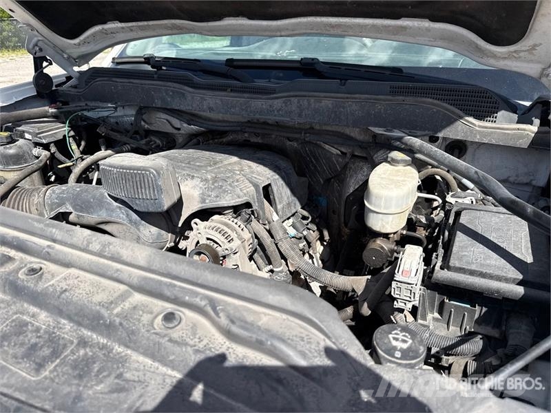 Chevrolet 3500 HD 4x4 Crew Cab Pickup Egyéb