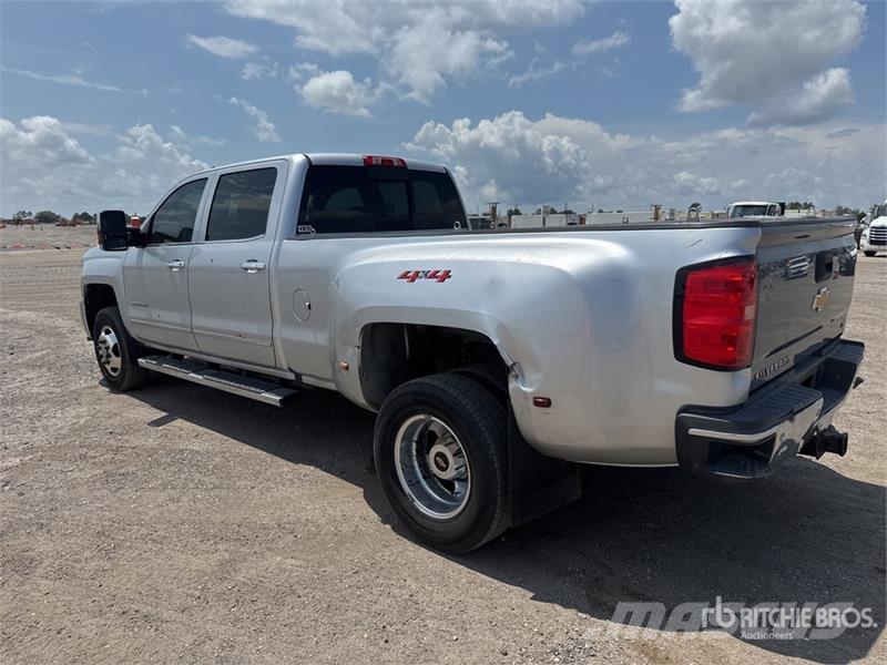 Chevrolet 3500 HD 4x4 Crew Cab Pickup Drugi