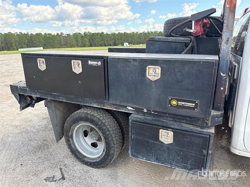 Chevrolet 3500 HD 4x4 Crew Cab Pickup Egyéb