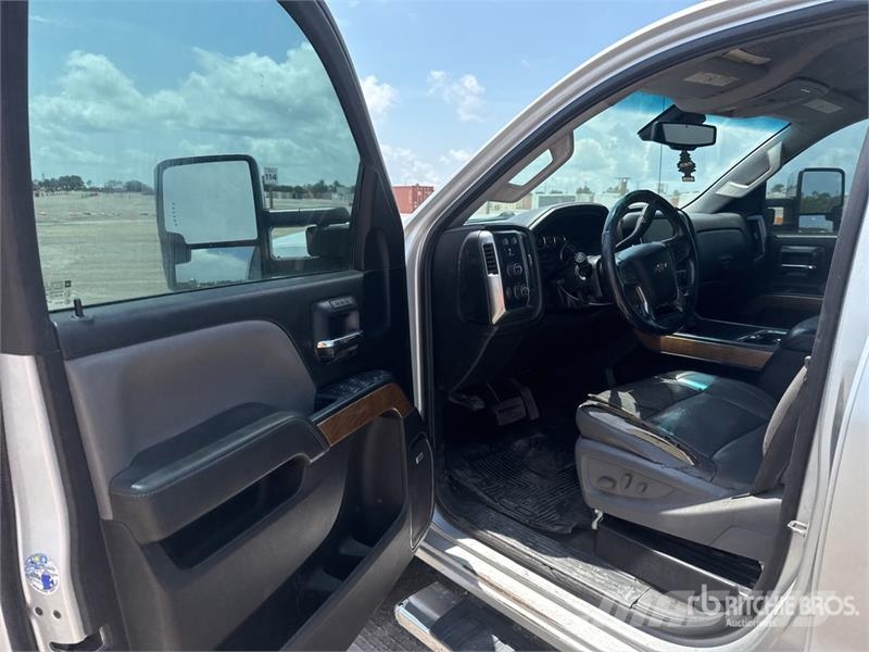 Chevrolet 3500 HD 4x4 Crew Cab Pickup Drugi