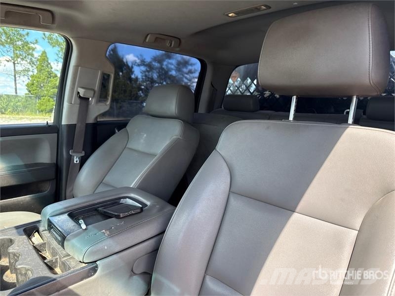 Chevrolet 3500 HD 4x4 Crew Cab Pickup Egyéb