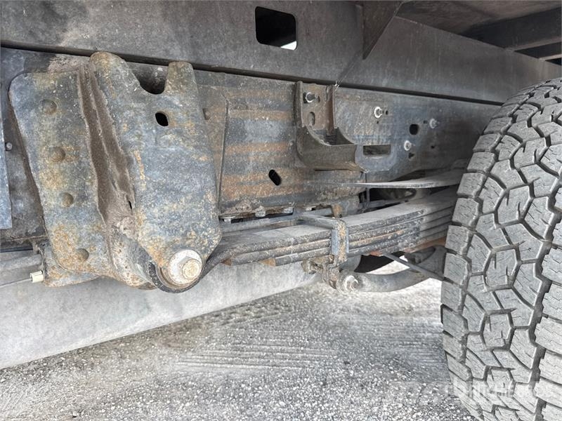 Chevrolet 3500 HD 4x4 Crew Cab Pickup Egyéb