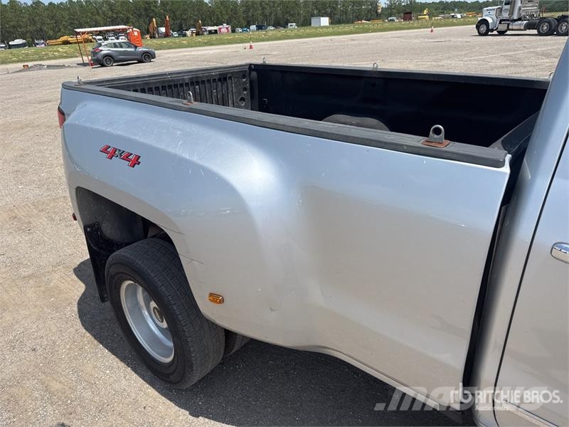 Chevrolet 3500 HD 4x4 Crew Cab Pickup Drugi