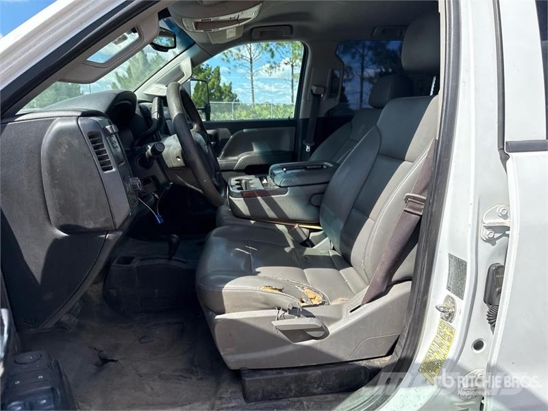Chevrolet 3500 HD 4x4 Crew Cab Pickup Egyéb
