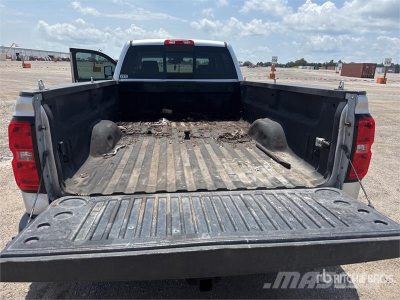 Chevrolet 3500 HD 4x4 Crew Cab Pickup Drugi