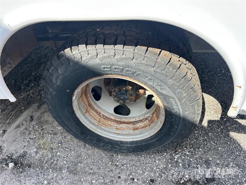 Chevrolet 3500 HD 4x4 Utility Truck (Inoperable) Utilitaire benne
