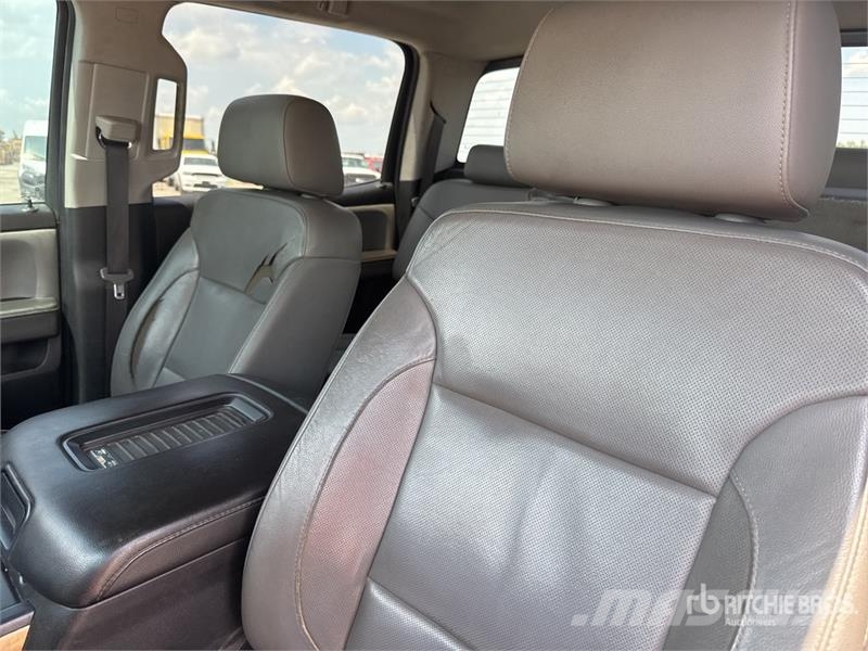 Chevrolet 3500 HD 4x4 Crew Cab Pickup Drugi