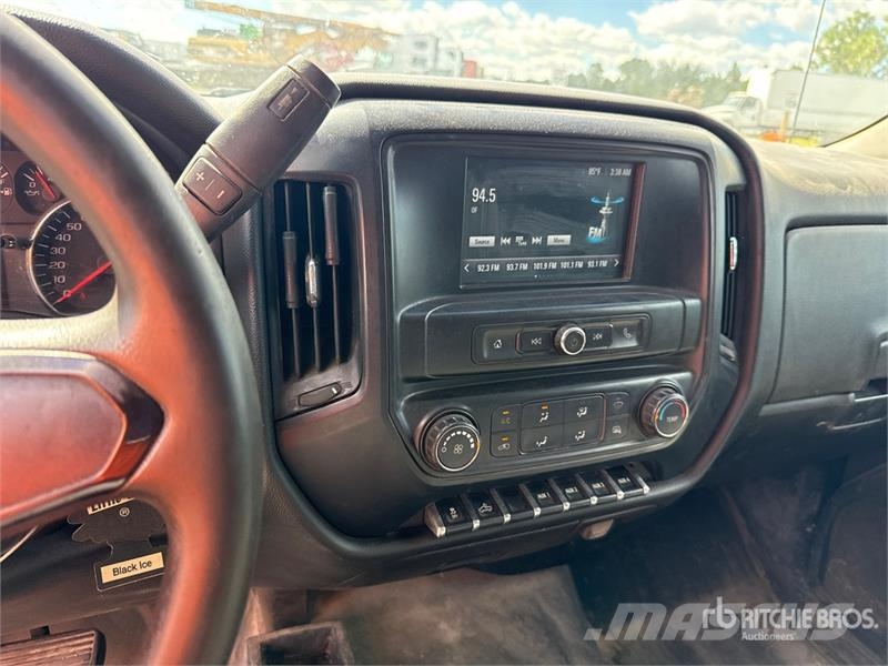 Chevrolet 3500 HD 4x4 Crew Cab Pickup Egyéb