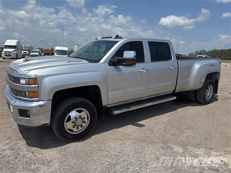 Chevrolet 3500 HD 4x4 Crew Cab Pickup Drugi