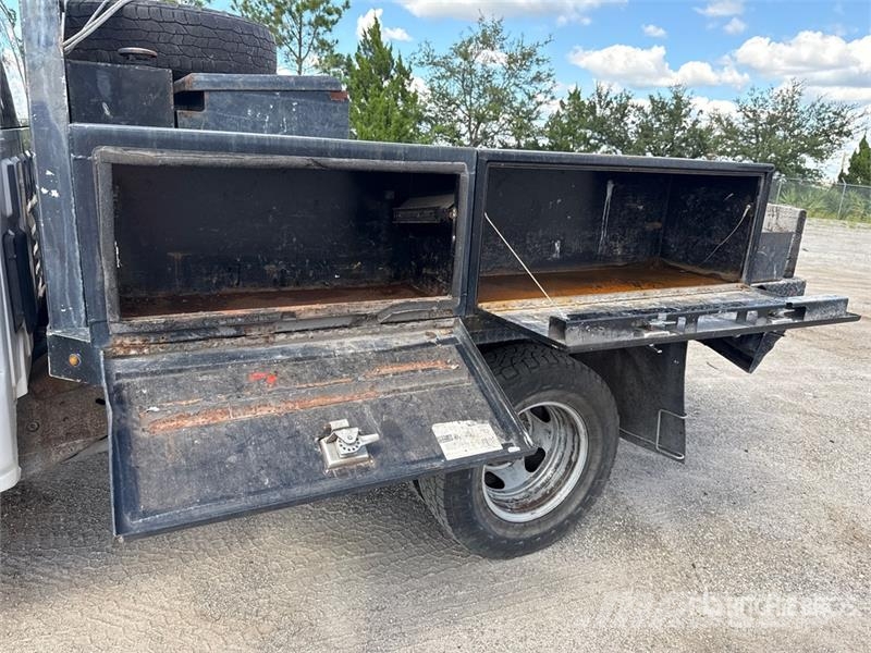 Chevrolet 3500 HD 4x4 Crew Cab Pickup Egyéb