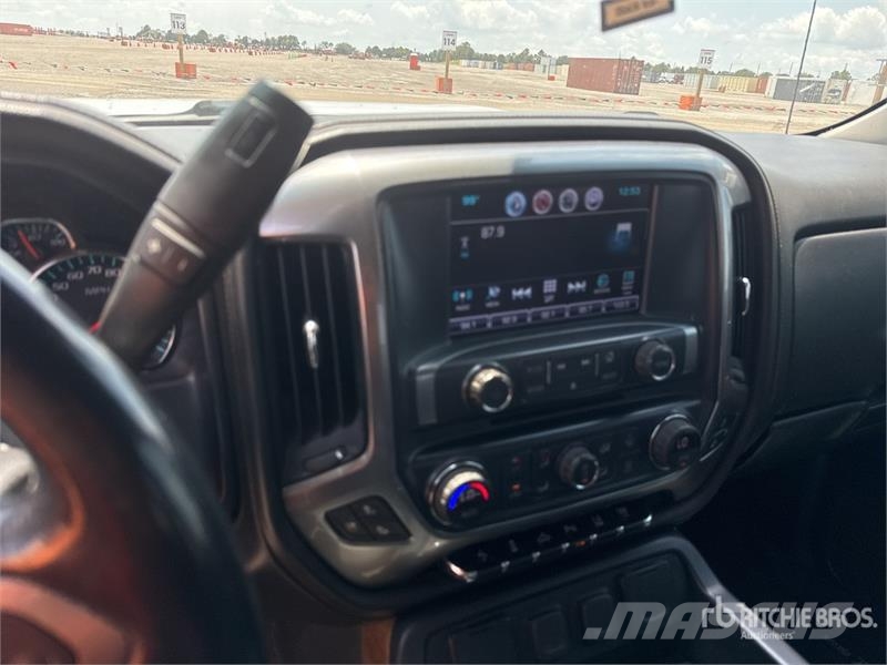 Chevrolet 3500 HD 4x4 Crew Cab Pickup Drugi