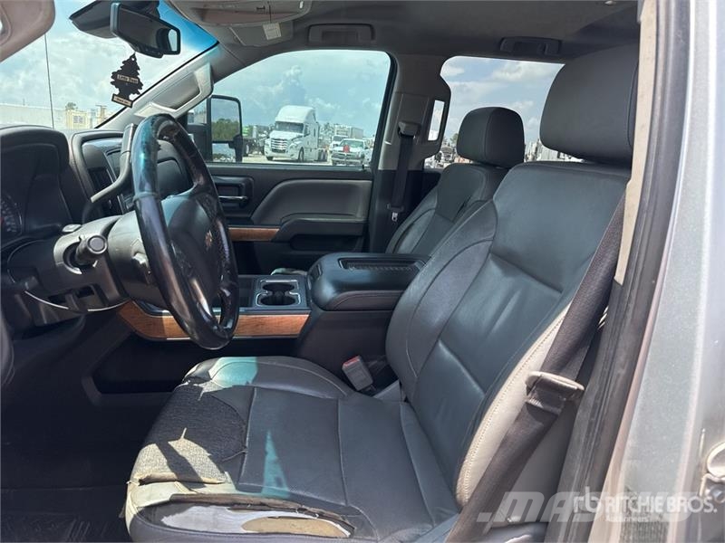 Chevrolet 3500 HD 4x4 Crew Cab Pickup Drugi