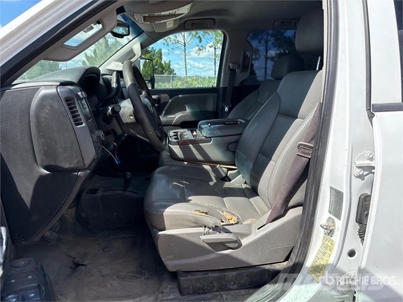 Chevrolet 3500 HD 4x4 Crew Cab Pickup Egyéb