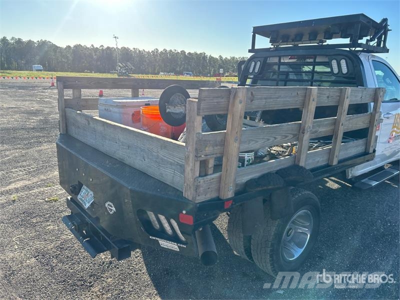 Chevrolet 3500HD Platformas/izkraušana no sāniem