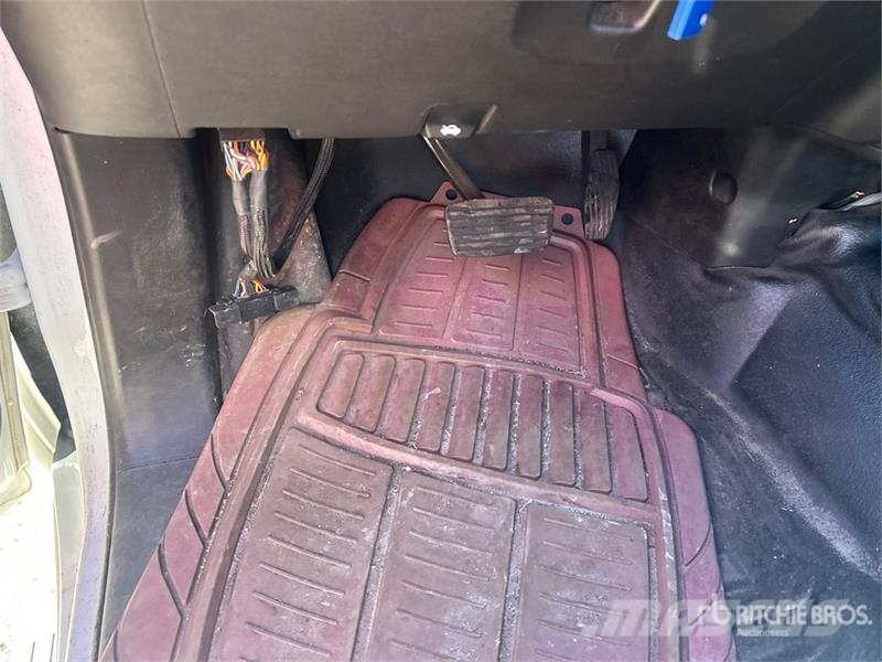Chevrolet 3500HD Platformas/izkraušana no sāniem