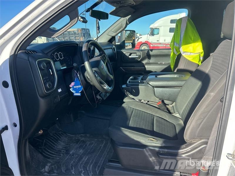 Chevrolet 3500HD Platformas/izkraušana no sāniem