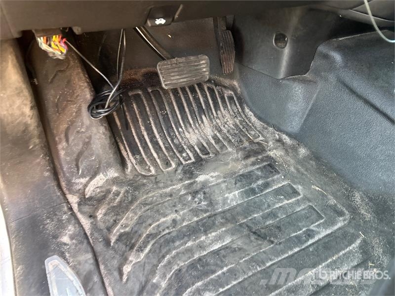 Chevrolet 3500HD Platformas/izkraušana no sāniem