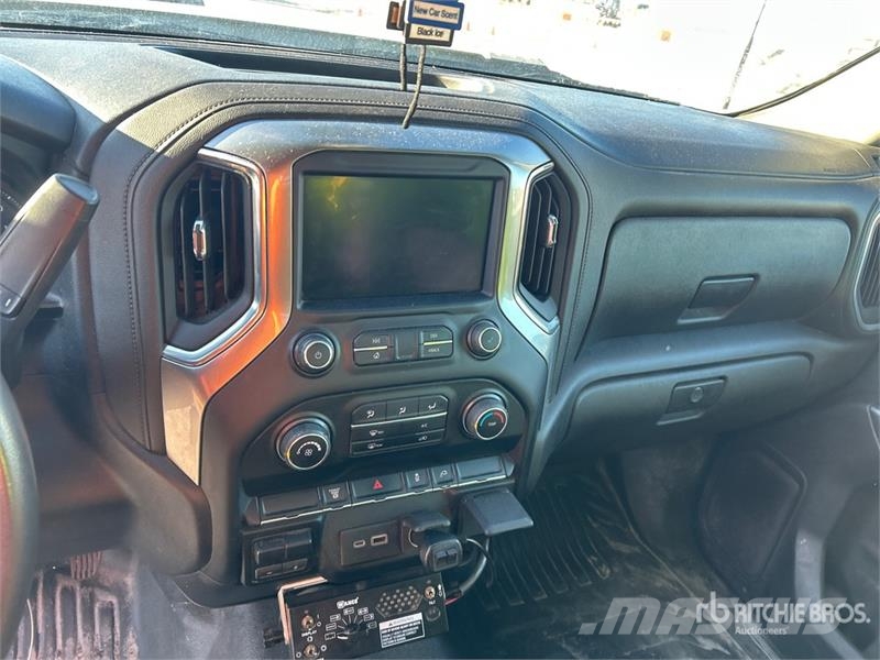 Chevrolet 3500HD Platformas/izkraušana no sāniem