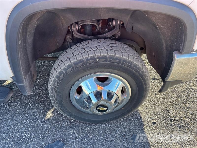 Chevrolet 3500HD Platformas/izkraušana no sāniem