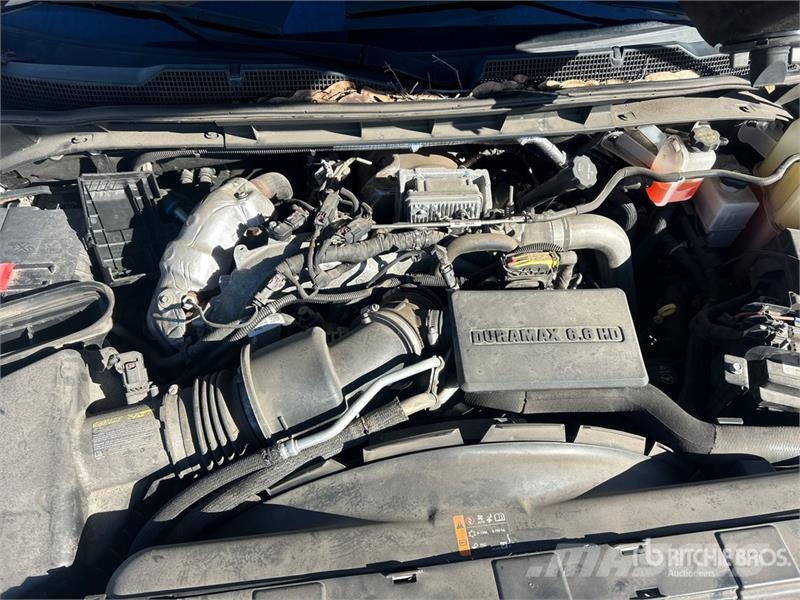 Chevrolet 3500HD Platformas/izkraušana no sāniem