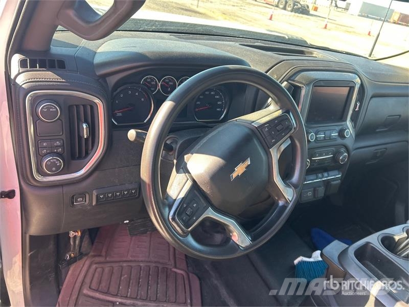 Chevrolet 3500HD Platformas/izkraušana no sāniem
