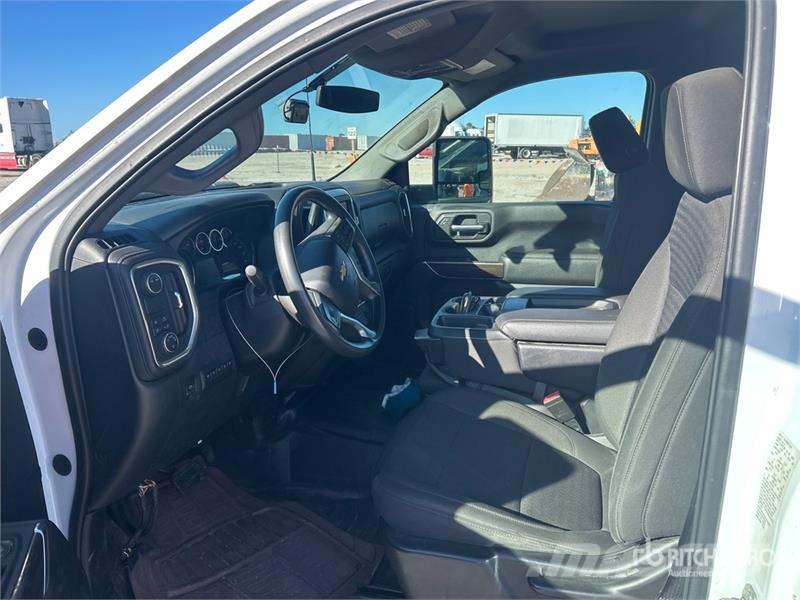 Chevrolet 3500HD Platformas/izkraušana no sāniem