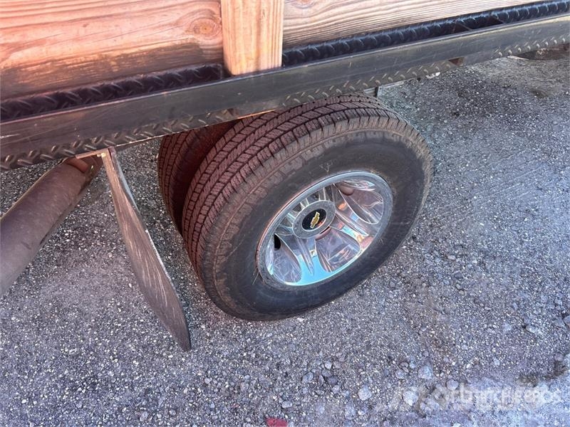 Chevrolet 3500HD Platformas/izkraušana no sāniem