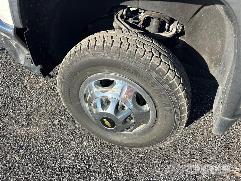 Chevrolet 3500HD Platformas/izkraušana no sāniem
