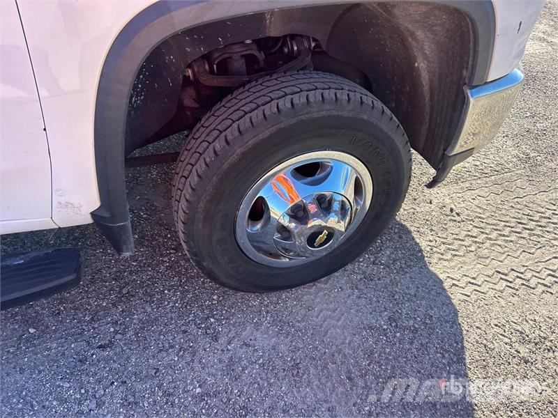 Chevrolet 3500HD Platformas/izkraušana no sāniem