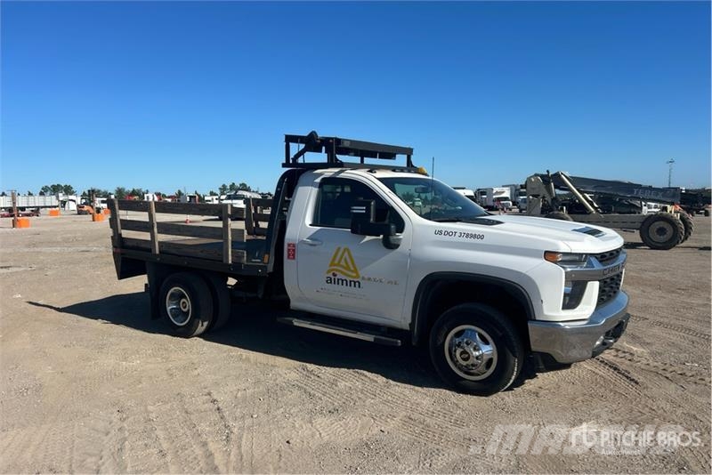 Chevrolet 3500HD Platformas/izkraušana no sāniem
