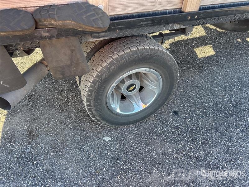 Chevrolet 3500HD Platformas/izkraušana no sāniem