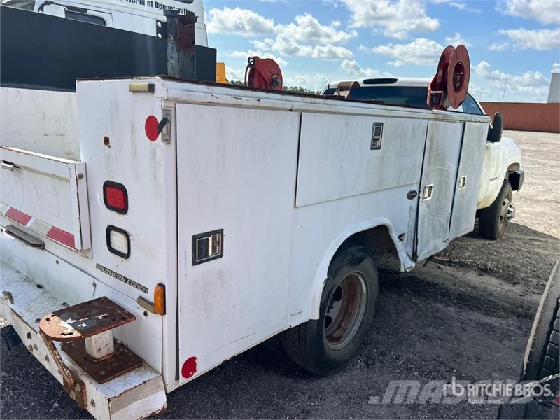 Chevrolet 3500HD 4x4 Utility Truck (Inoperable) Pickup/planbiler