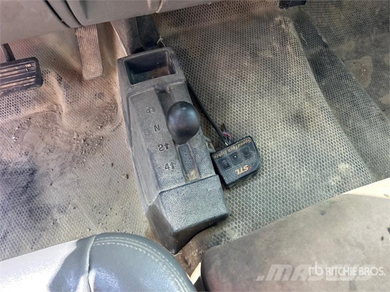 Chevrolet 3500HD 4x4 Utility Truck (Inoperable) Pickup/planbiler