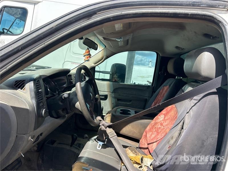 Chevrolet 3500HD 4x4 Utility Truck (Inoperable) Pickup/planbiler