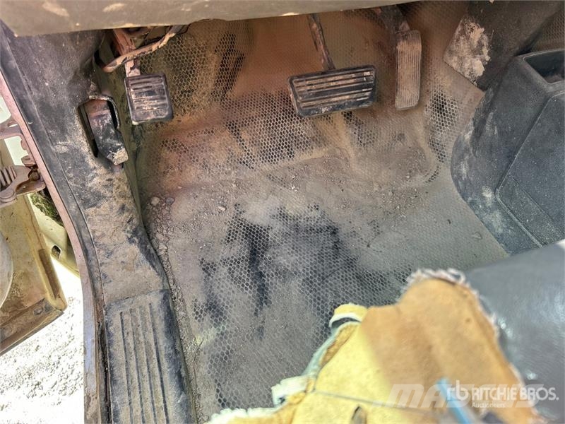Chevrolet 3500HD 4x4 Utility Truck (Inoperable) Pickup/planbiler