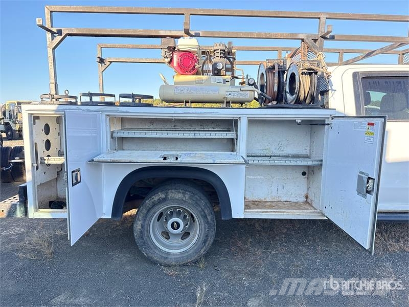 Chevrolet 3500HD HD 4x4 Crew Cab Utility Truck Vieglais kravas automobilis/izkraušana no sāniem